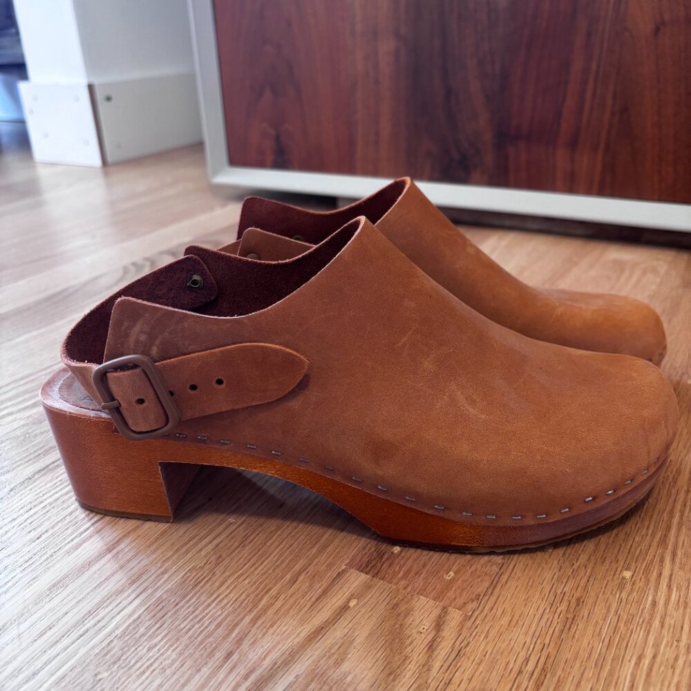 Gorgeous Monochrome Bryr Clogs with strap - Picture 3 of 7